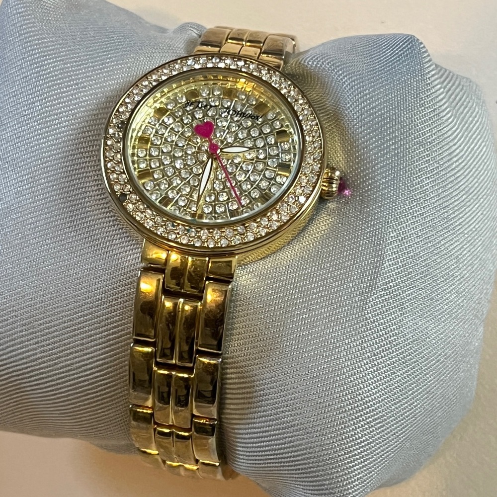 Betsey Johnson Women's BJ00429-02 Analog Display Quartz Crystal Gold Tone Watch